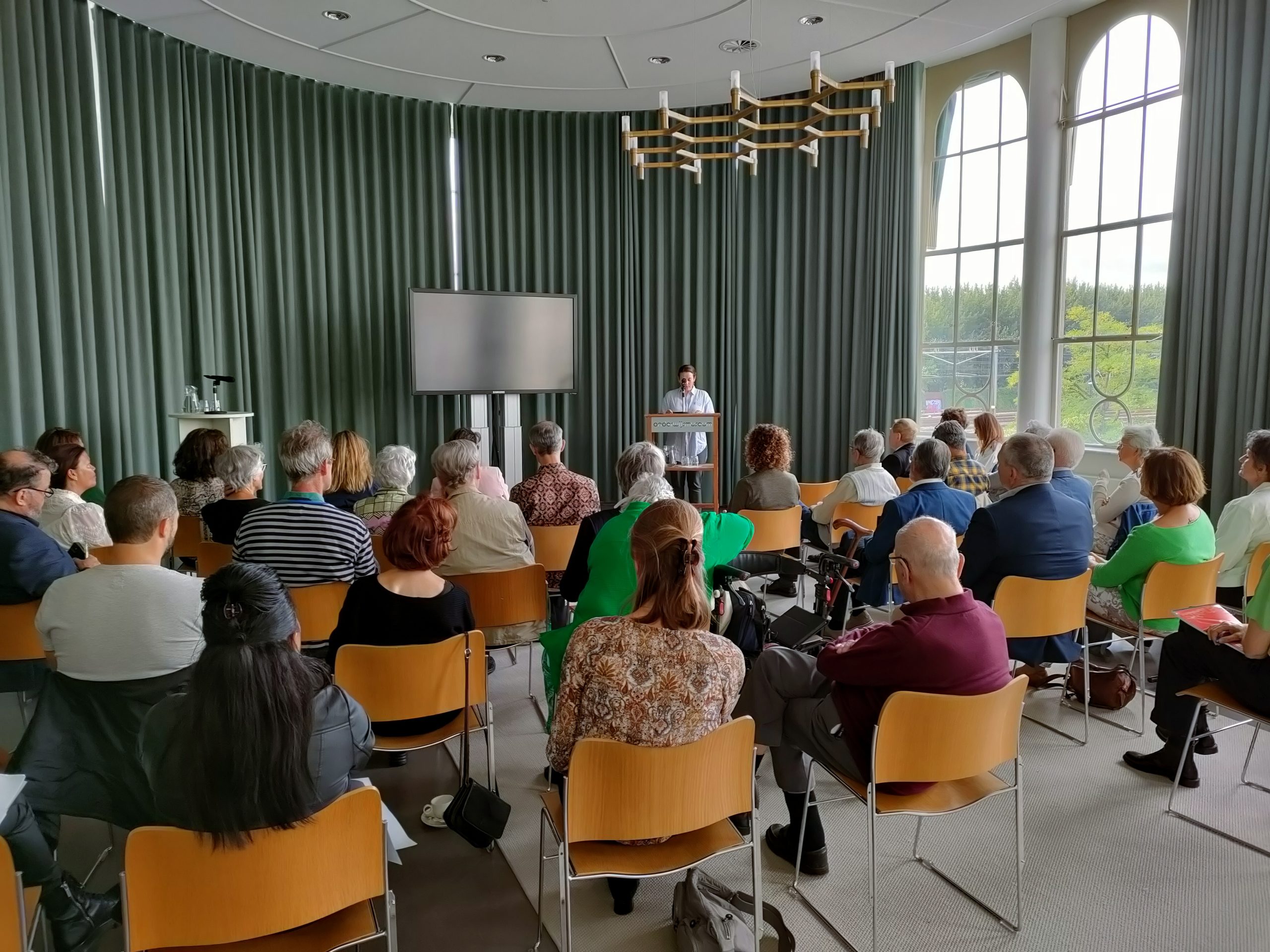 Maaike van der Kloet verozrgde de inleiding tijdens de nabestaandendag op 17 september in het Nationaal Onderwijsmuseum in Dordrecht.